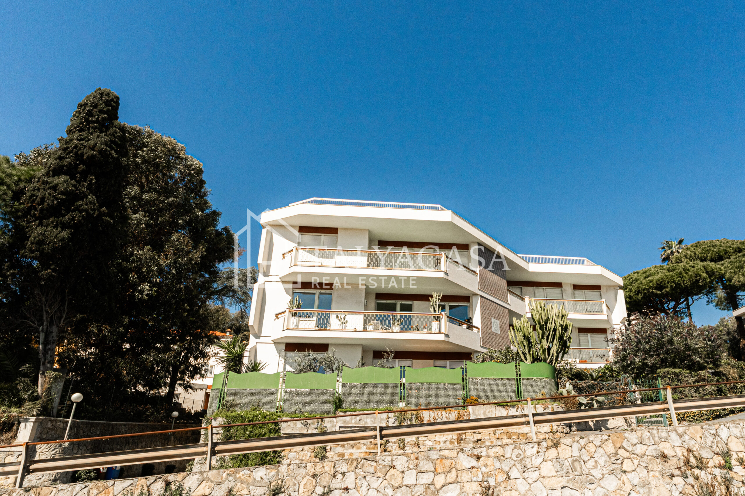 sanremo appartamento vista mare. foto di luigi ragone e di alissa konnova