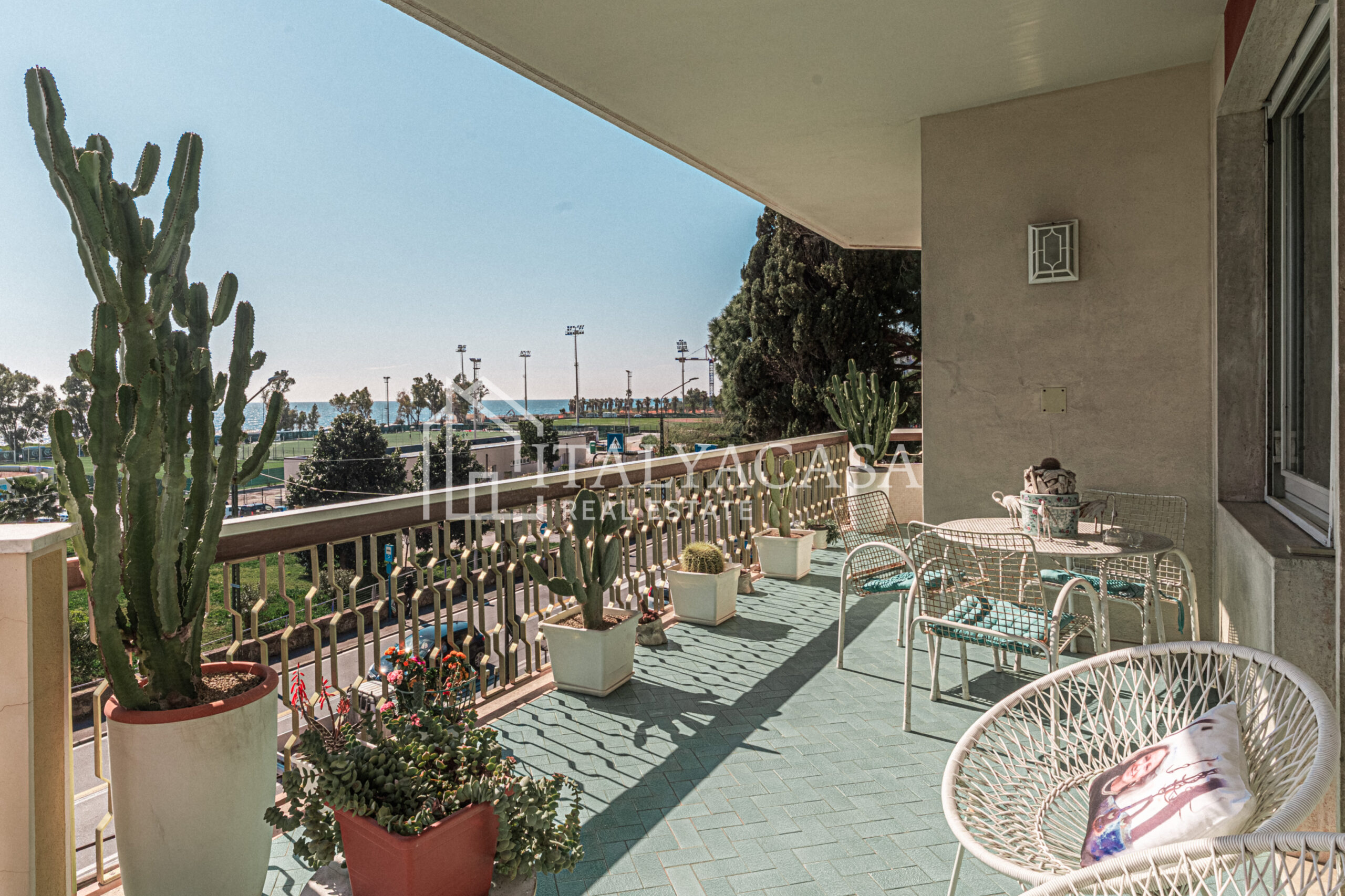 sanremo appartamento vista mare. foto di luigi ragone e di alissa konnova