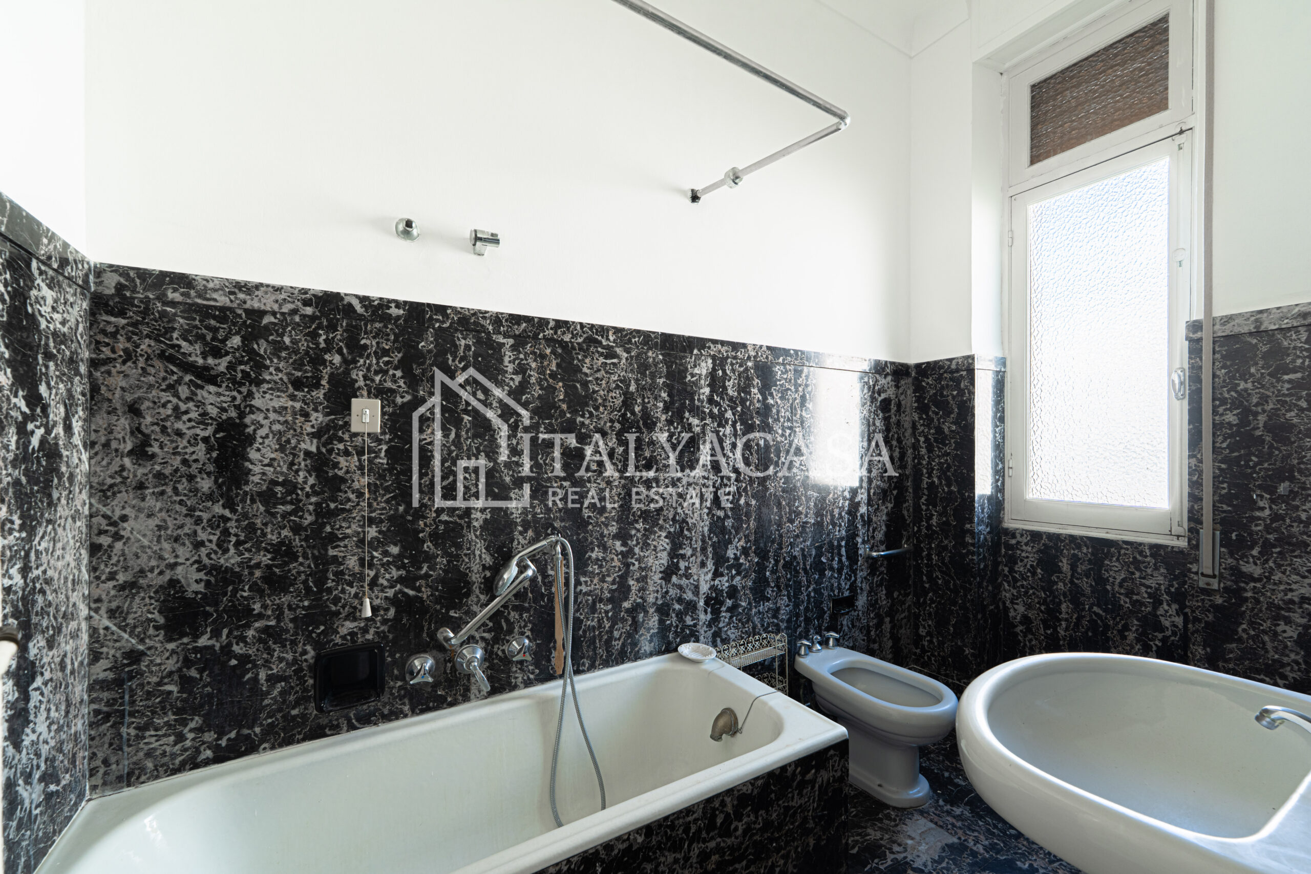 appartamento in zona foce di sanremo con posti auto e giardino, vicino alle spiagge ed alla ciclabile