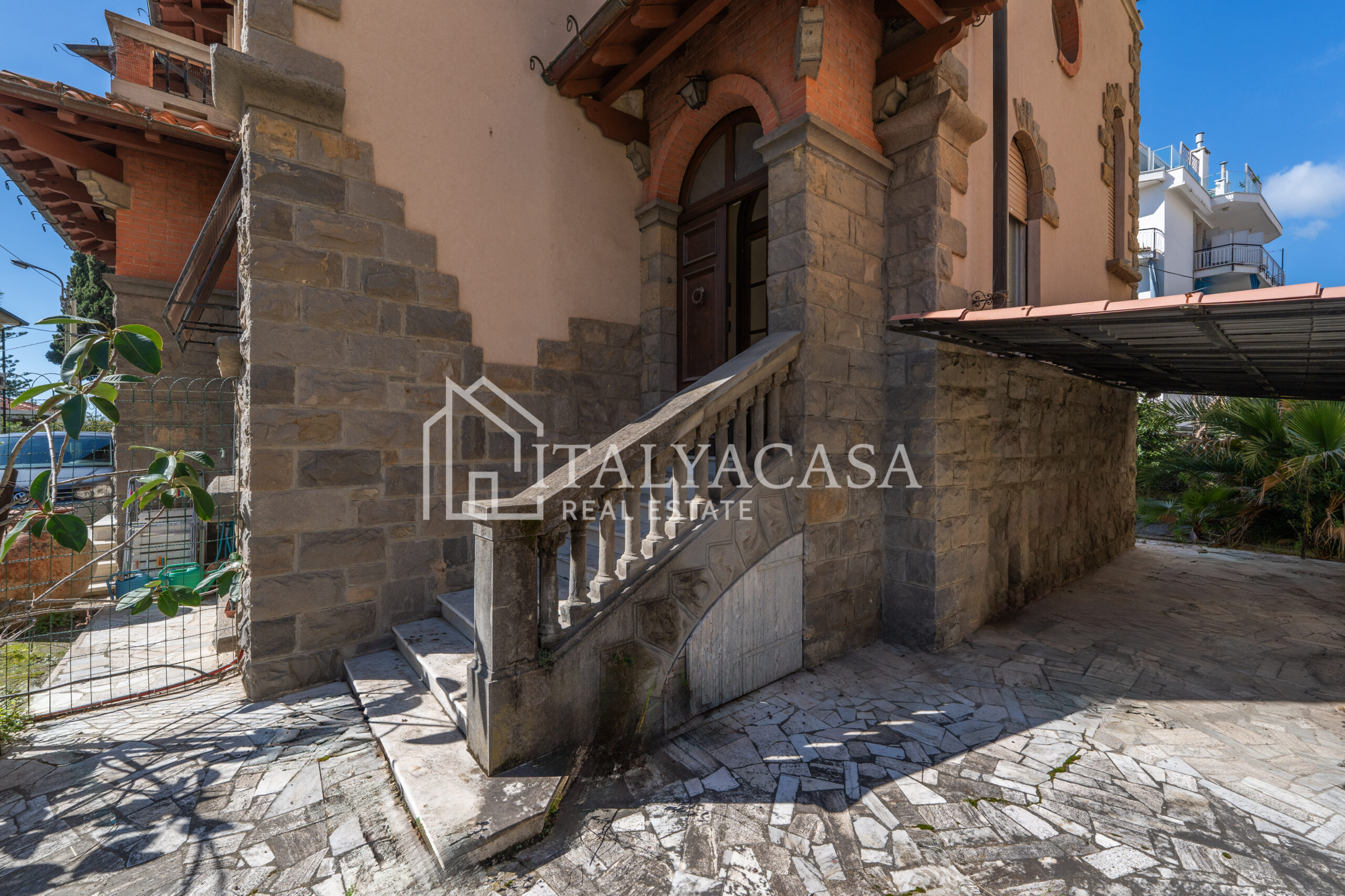 appartamento in zona foce di sanremo con posti auto e giardino